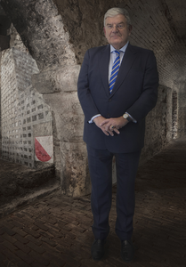 903652 Portret van mr. J.H.C. (Jan) van Zanen, oud-burgemeester van Utrecht, in de kelders van Paleis Lofen (Domplein ...